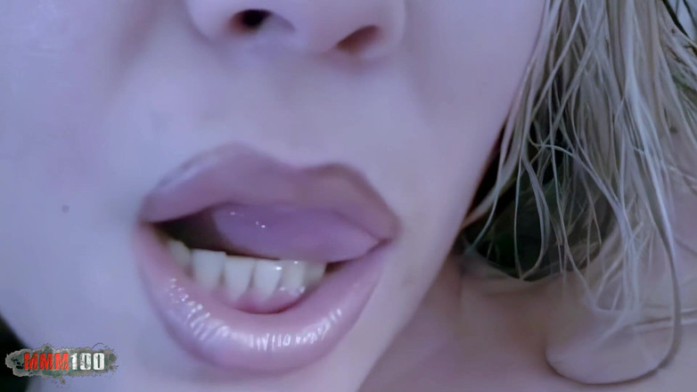 MMM100: Anastasia Mayo: Malá dělá striptýz na pohovce
