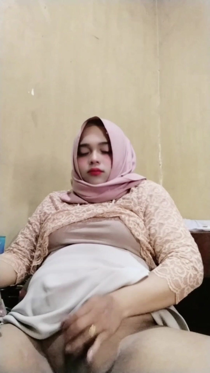 Ivvy Crossdresser: Hijab crossdresser Ivvy se masturba até gozar