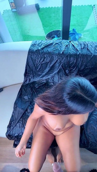 射在脚上 - 在我给主人足交的时候给你戴绿帽