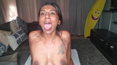 domslutfucker: Desi kanepede oturuyor ve dilini sallarken salya akıtıyor