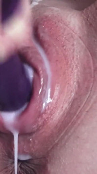 Pompalanan kremsi amcık dildo ve parmaklarla sikişiyor, fışkırtana kadar