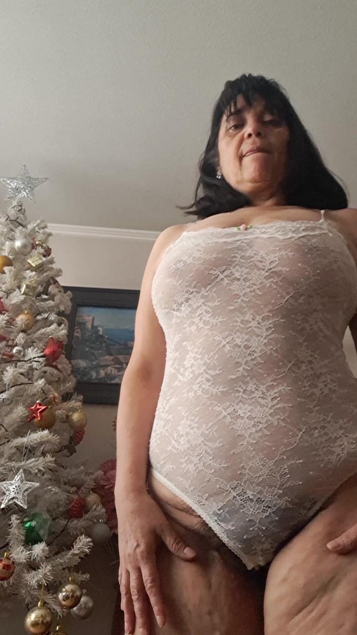 Mommy big hairy pussy: Ibu dengan bodysuit renda terselip di dalam vaginanya