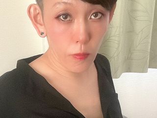 Serina SissyBitch: Serina se masturbe en tenue de femme de bureau 01