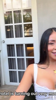 Ponto De Vista De MILF - Eu Transo Com O Funcionário Do Hotel E O Pau Grande Dele Para Mim - Mariana Sandoval