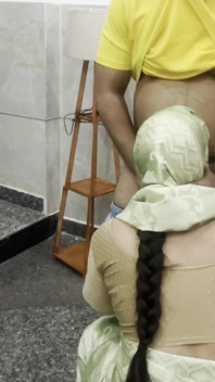 Ošukal jsem svou sexy nevlastní sestru, když přišla přede mnou v sárí