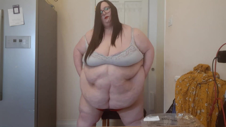 SSBBWLadyBrads: SSBBw prova con stringhe in g mostra il corpo grasso