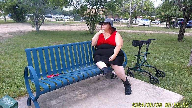 BBW nurse Vicki adventures with friends: Enfermeira Vicki fumando no parque em um banco toda vestida