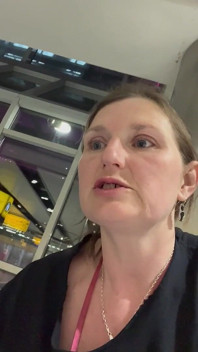 Tette Nude in Aeroporto