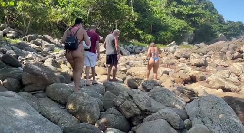 Lidi Ferrari: Brunete sexy în bikini tanga pe poteca plajei pustii, delicioase