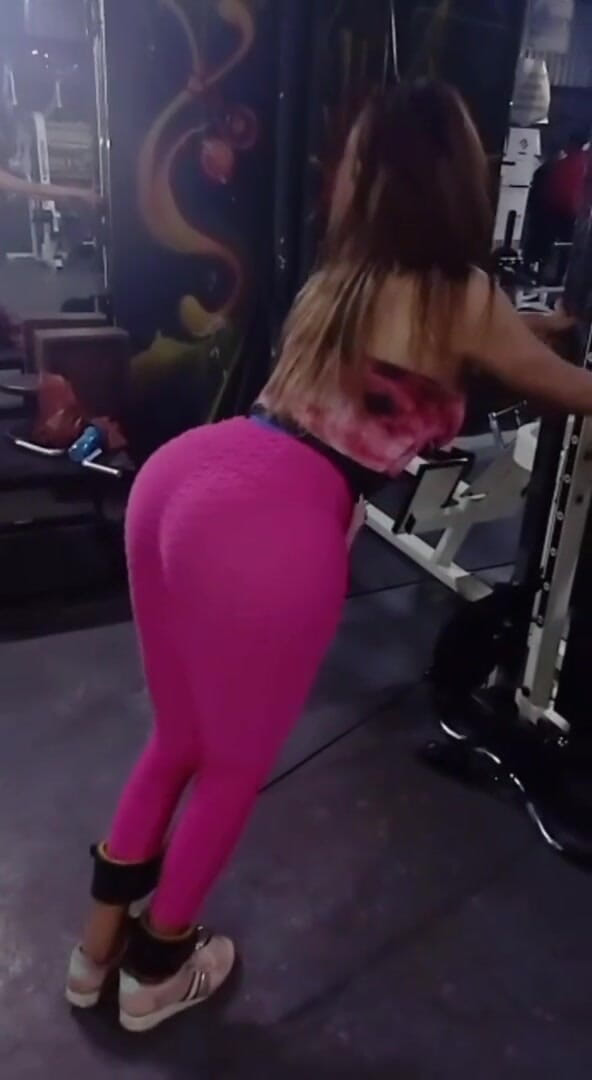 Barbietransxxxx: Гарячий транс в спортзалі тренує свою дупу, щоб зробити її жорстким для її хлопця