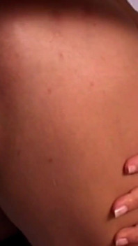 彼女は良いセックスの前に彼女のおまんこを舐められ、オナニーされます