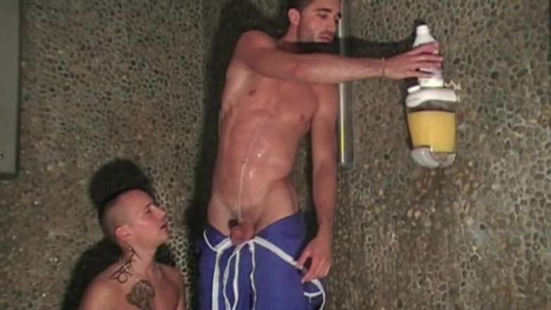Crunch Boy: Francuski twink zerżnięty przez gwiazdę porno Brice Farmer pod prysznicem
