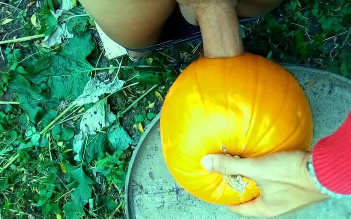 Idmir Sugary: Twink está follando duro con una calabaza en el jardín