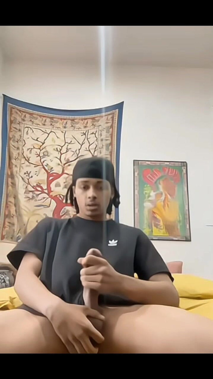 DamagedUnity9: Lindo twink acaricia su bbc