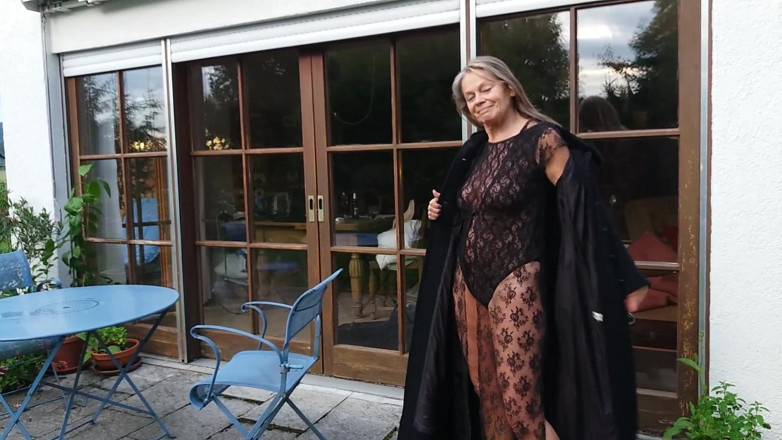 martinawest: 成熟女性穿着蕾丝连体衣走在户外！