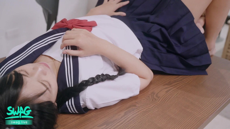 SWAG.live: O fată asiatică studentă l-a seduce pe profesor în clasă