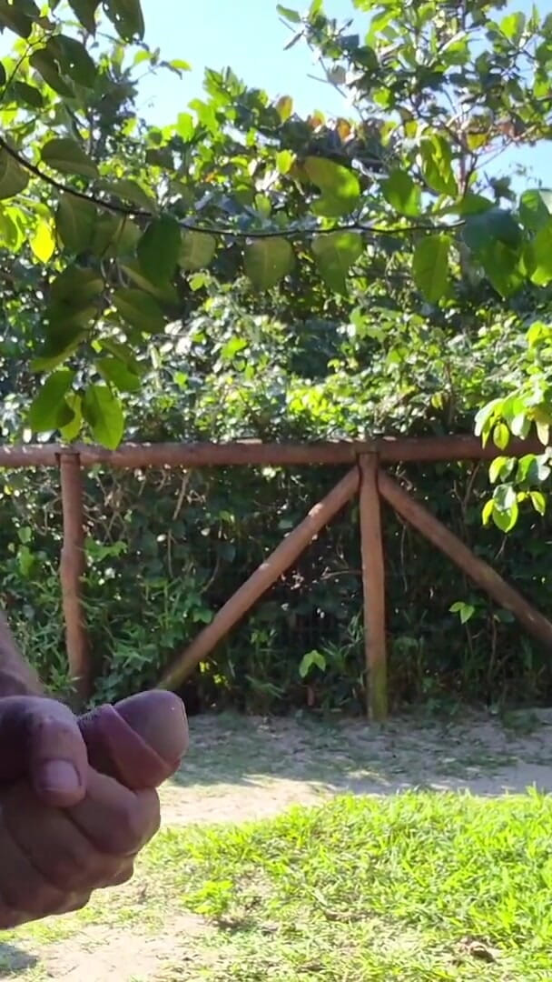 ksalnovinhos: Ryzykowna ręczna robota dla przystojniaka w parku!