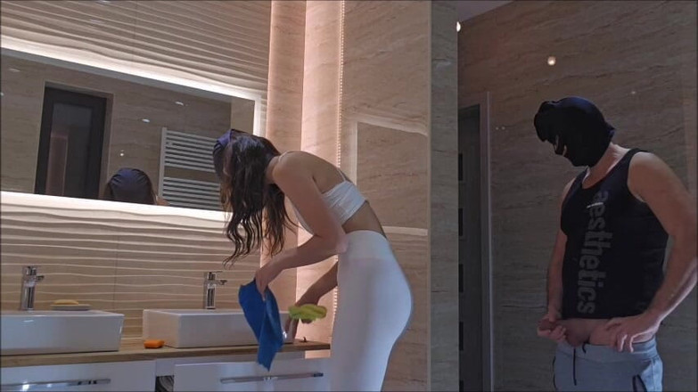 Christi: Ви Не Можете Встояти Перед Цією Гарячою Прибиральницею У Своїй Ванній Кімнаті