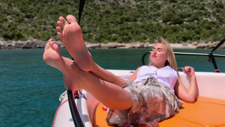 Goddess Lena: Piedi e talloni sulla barca