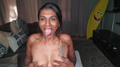 domslutfucker: देसी सोफे पर बैठती है क्योंकि वह बाहर निकलती है और अपनी जीभ हिलाती है