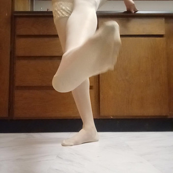 Leather and latex: Medias y ballet