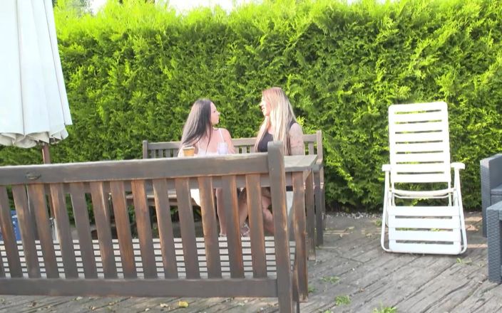 Best Amateur Sex: Duitse tattoo-sletten gefilmd tijdens het spelen van kinky spelletjes.
