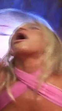 Loira gata dedos e chupa até o orgasmo facial bagunçado
