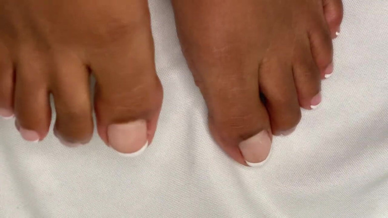 Pink Foxx: Pink Foxx फ्रेंच Pedicure के साथ अंगूर की अंगूर हिलाती है