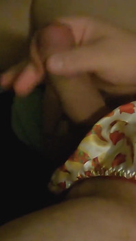 Saten taco tanga 31 çekiyor ve boşalıyor