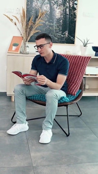 Bela meia-irmã seduz sortudo nerd meio-irmão