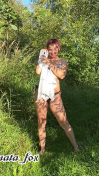 Striptis dewi yang lucu dan buang air kecil di alam