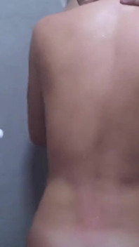Mio marito mi ha registrato mentre faccio il culo al suo amico mentre doccia