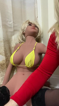 Crossdressing dziwka i jej seks lalka ssie na Wielki Kutas Dildo podczas wibratora kogut ring i wibrator analny gaśnie