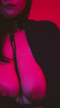 피어싱된 젖탱이로 노는 섹시한 밀프