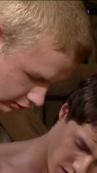 Rubia twink folla a su amigo en el heno