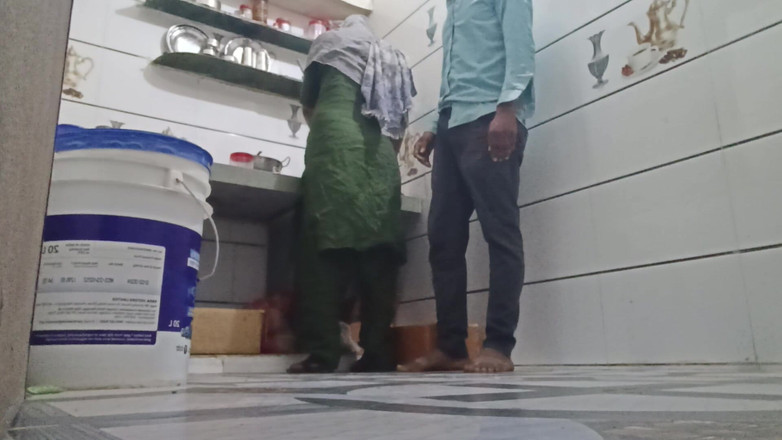 Bhabhi UP: Ich habe den Arsch meiner schwägerin gefingert, während sie kochte.