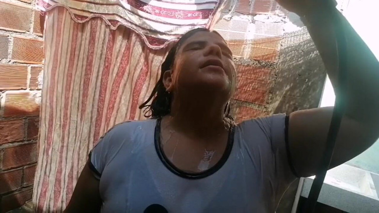 Adribella69: Servitoarea funcționează mișcându-și fundul mare în timp ce eu o urmăresc... Îmi...