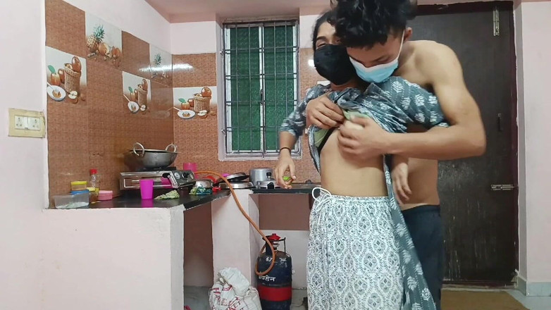 Tip_top_mall: Eu encontro minha meia-irmã com tesão na cozinha