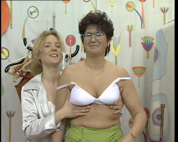 YOUR FIRST PORN: ฉันช่วยตัวเองรูหีแม่เลี้ยง - I Masturbate My Stepmom's Hole