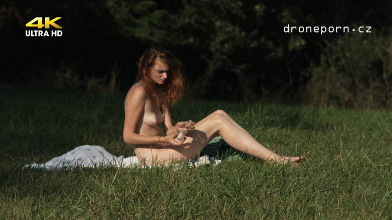 Peaches and Bananas: Ragazza nudista Klara nel castello di Brno