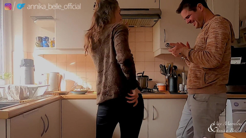 Max and Annika: Keuken zoenen met stiefzus, zoenen en vingeren - sensuele plagend momenten