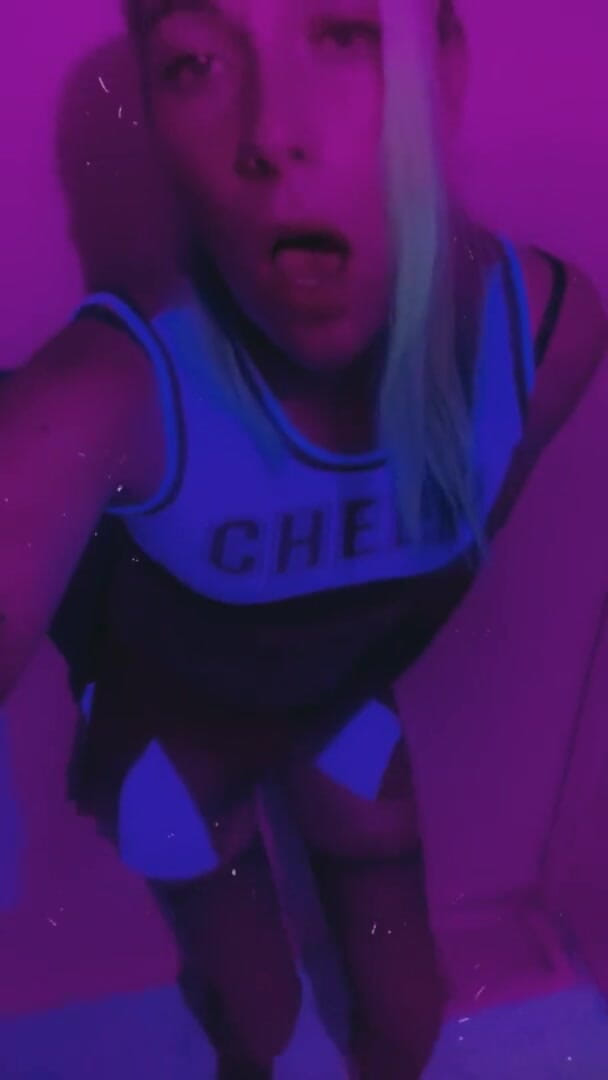 CarmenMelatonin: Fată sexy la petrecerea majoretelor