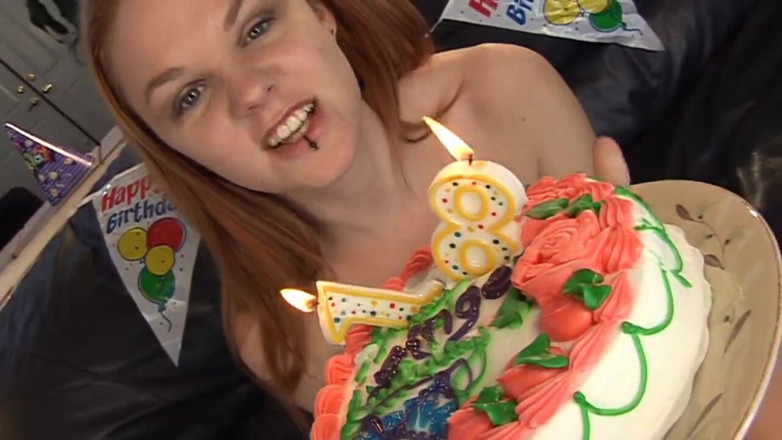 Oldschool X: ¡Finalmente 18! ¡Ella recibe una fiesta de sexo para su cumpleaños!