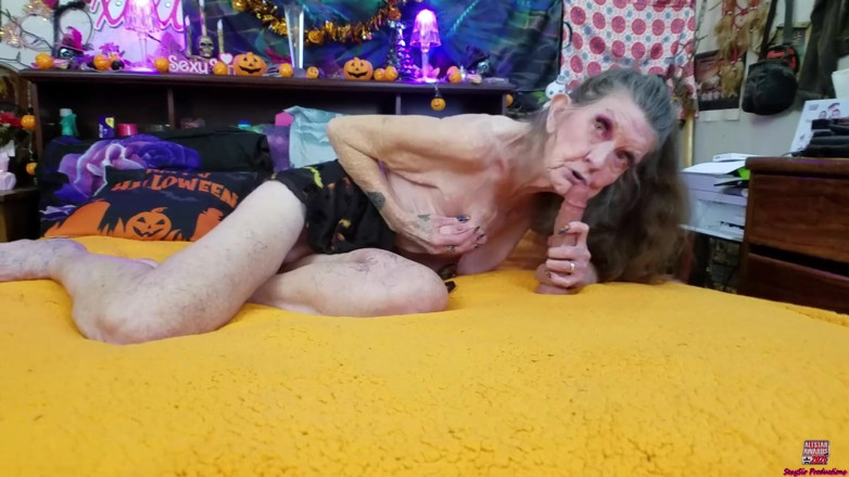 Sexy Sandra N Sir Christopher: Sous-mamie, salope à sperme, pipe, mamie, fantasme en solo