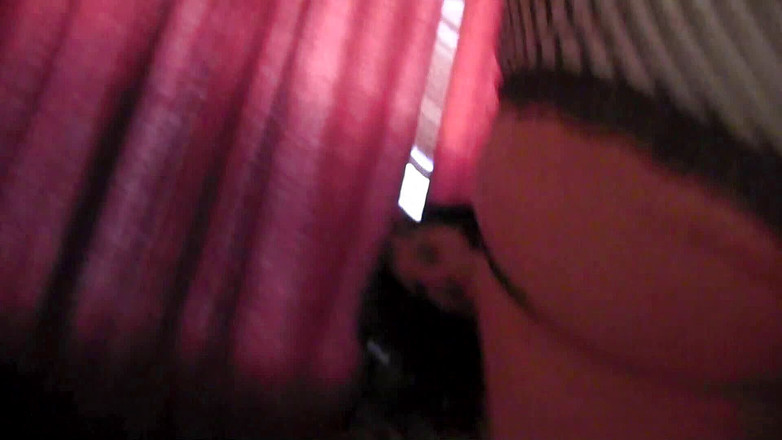 Lezdom Austria: Psycho lesbiennes verpletteren hun slaven deel 2