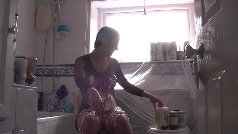 Gunked up girls: Jess Savoury sos spectaculos