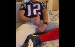 Jockdad87 schiet een lading sperma in zijn voetbaluitrusting