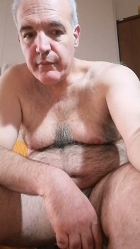 Fac duș cu urina și mă masturbez în emisiuni online