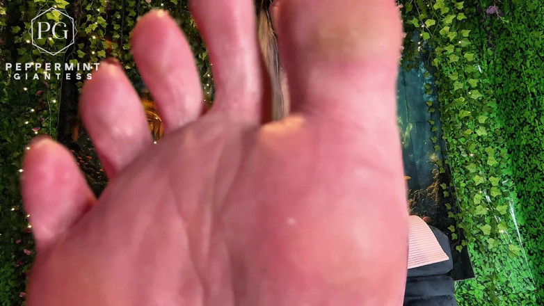 Peppermint Giantess: Yogadan sonra 67 ortalama amazon üvey anne 16 ayak hakimiyeti - terli ayakkabılar ve çorap çıkarma