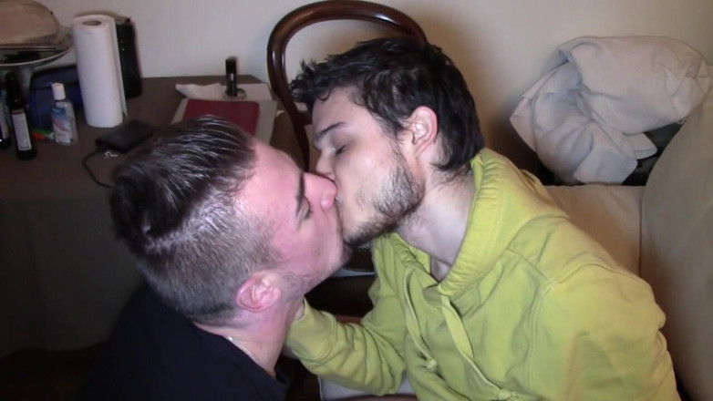 Gaybareback: Thẳng và 2 người đồng tính để chụp ảnh khiêu dâm không bao cao...